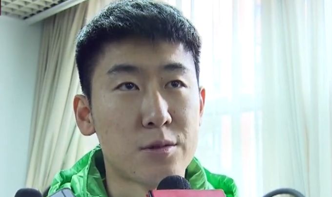 在海报上，人类的肢体组成了竖锯的样貌，远远看去密集恐惧症的不适感十足